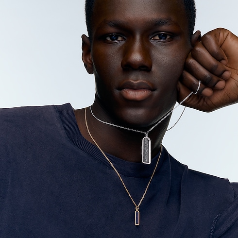 Jewelry Necklaces and Pendants Les Gastons Vuitton Small Tag Pendant, Yellow Gold and Blue Titanium | Louis Vuitton ® (Product zoom)