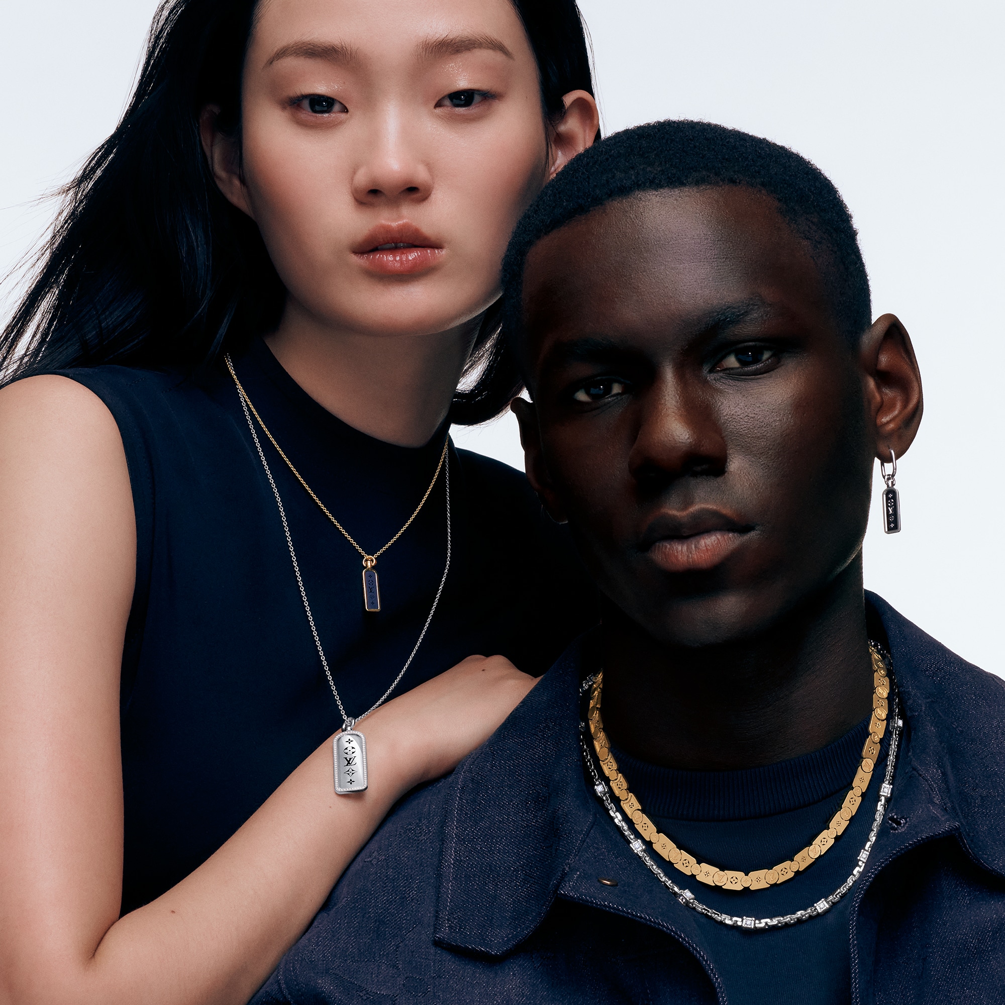  Jewelry Necklaces and Pendants Les Gastons Vuitton Small Tag Pendant, Yellow Gold and Blue Titanium | Louis Vuitton ® (Product zoom)