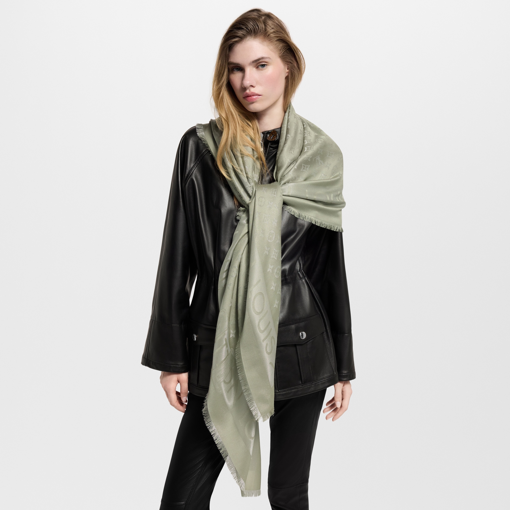 S00 Accessories Shawls and Stoles Lock And Go Shine Shawl | Louis Vuitton ® (Product zoom)