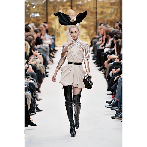 Library Hard Cover Books Louis Vuitton Catwalk | Louis Vuitton ® (Product zoom)