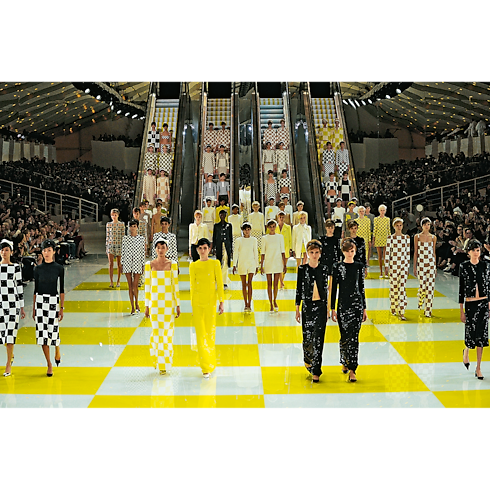 Library Hard Cover Books Louis Vuitton Catwalk | Louis Vuitton ® (Product zoom)