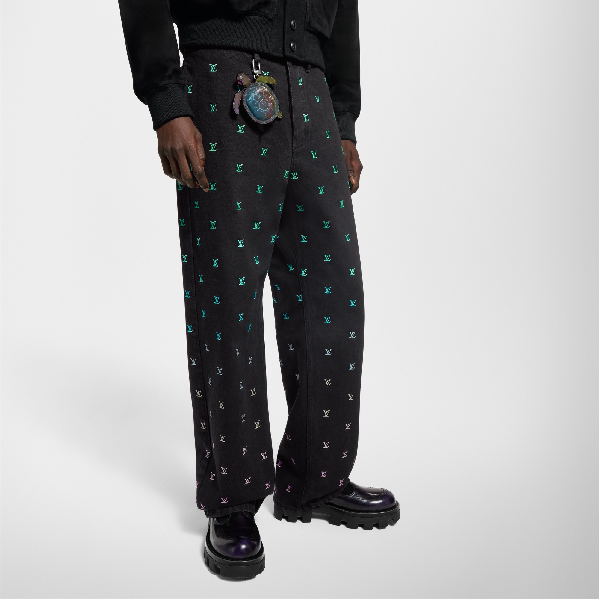  Ready-to-Wear Denim LV Blason Gradient Embroidered Denim Skate Pants | Louis Vuitton ® (Product zoom)