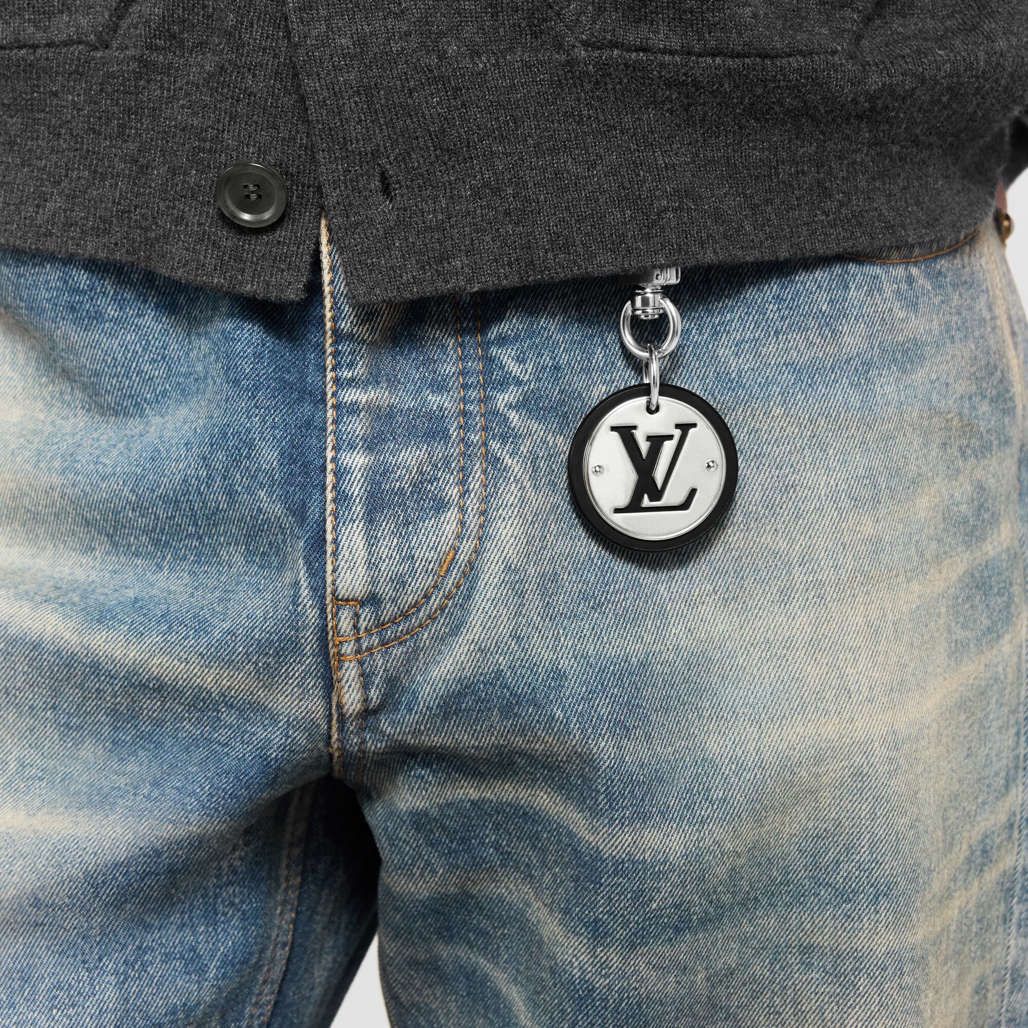 S00 Accessories Key Holders and Bag Charms LV Cut Circle Key Holder | Louis Vuitton ® (Product zoom)