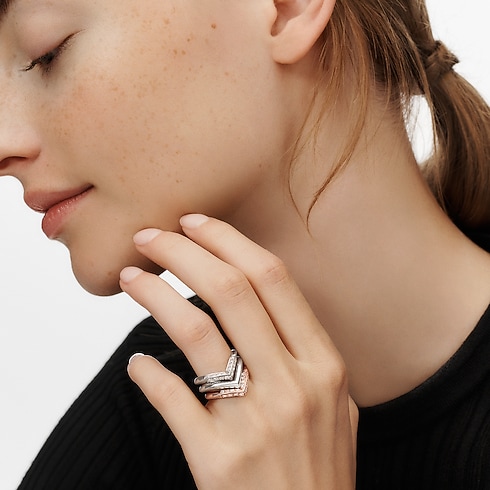 Categories Wedding Bands LV Diamonds Pavé V Ring, Pink Gold | Louis Vuitton ® (Product zoom)