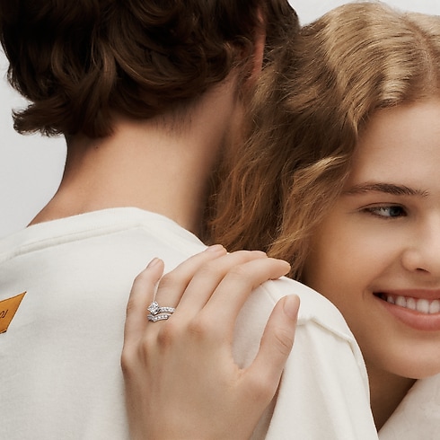 Categories Wedding Bands LV Diamonds Pavé V Ring, Platinum | Louis Vuitton ® (Product zoom)