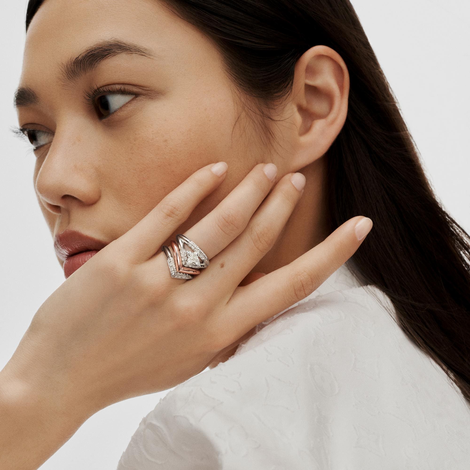  Categories Wedding Bands LV Diamonds V Ring, Pink Gold | Louis Vuitton ® (Product zoom)