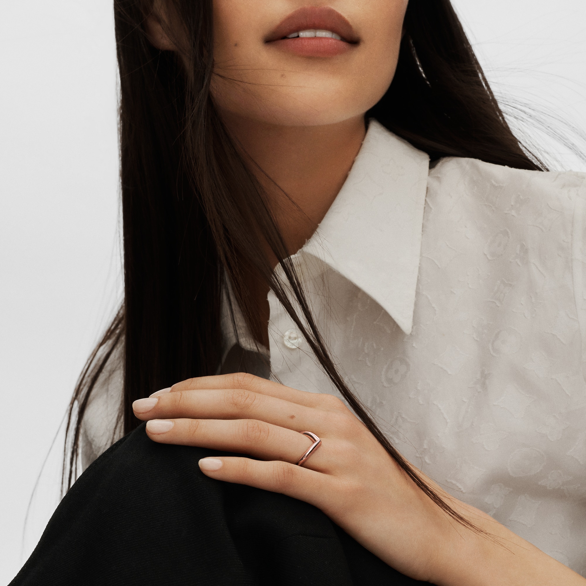  Categories Wedding Bands LV Diamonds V Ring, Pink Gold | Louis Vuitton ® (Product zoom)