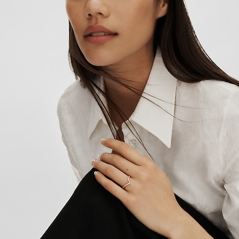 Categories Wedding Bands LV Diamonds V Ring, Pink Gold | Louis Vuitton ® (Product zoom)