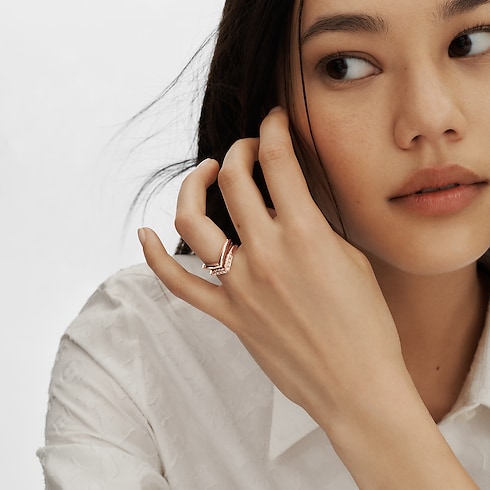 Categories Wedding Bands LV Diamonds V Ring, Pink Gold | Louis Vuitton ® (Product zoom)