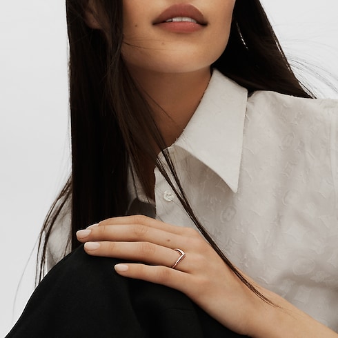 Categories Wedding Bands LV Diamonds V Ring, Pink Gold | Louis Vuitton ® (Product zoom)