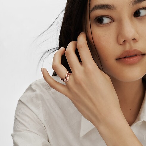 Categories Wedding Bands LV Diamonds V Ring, Pink Gold | Louis Vuitton ® (Product zoom)