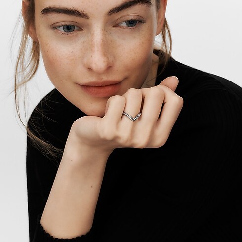 Categories Wedding Bands LV Diamonds V Ring, Platinum | Louis Vuitton ® (Product zoom)