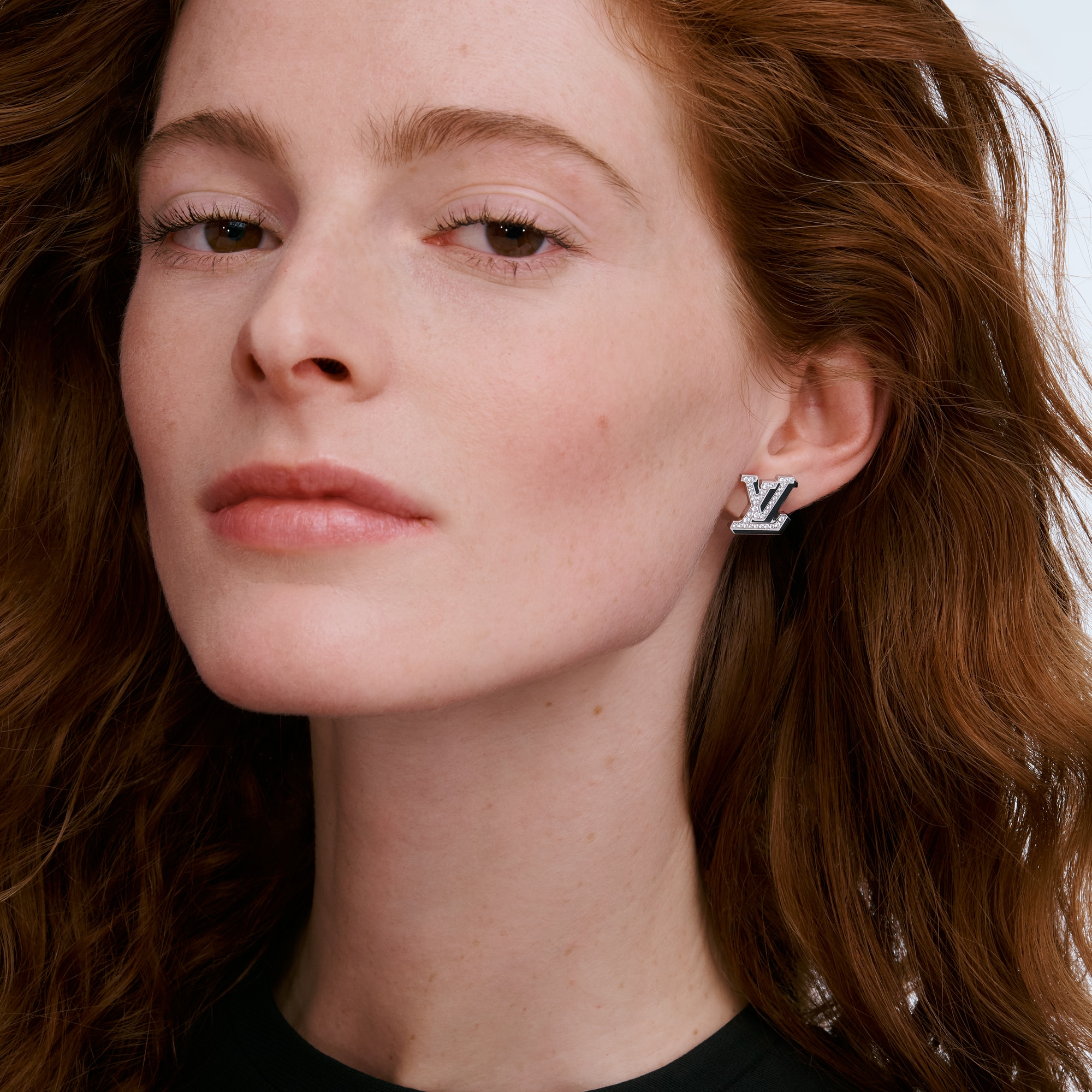  Categories Earrings LV Earring, White Gold, Diamonds and Black Lacquer - Per Unit | Louis Vuitton ® (Product zoom)