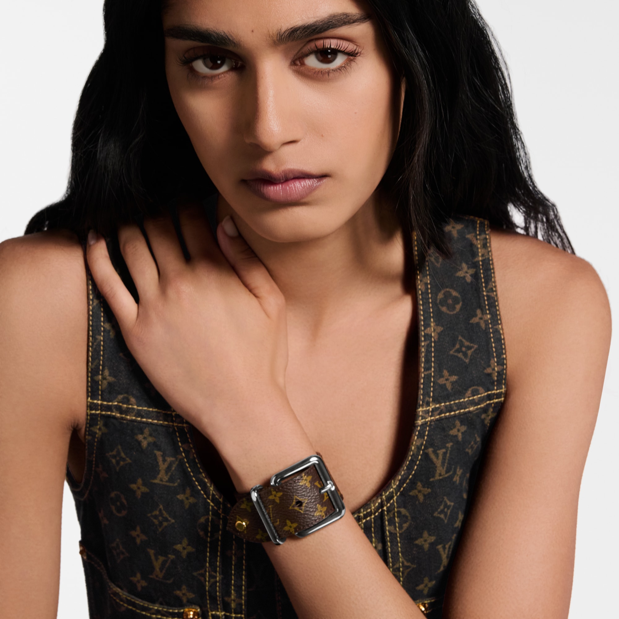  Fashion Jewelry Bracelets LV Emblem Cuff | Louis Vuitton ® (Product zoom)