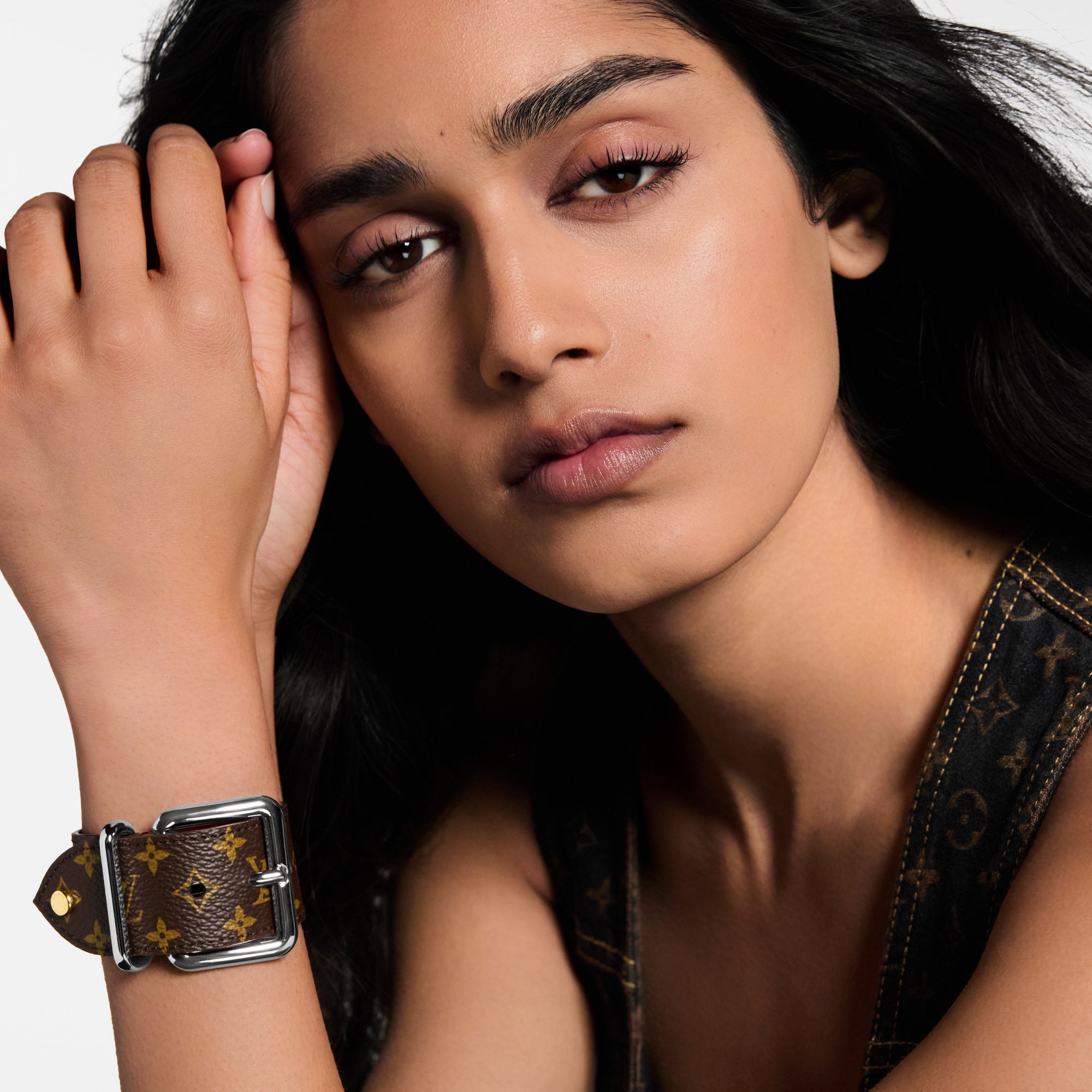  Fashion Jewelry Bracelets LV Emblem Cuff | Louis Vuitton ® (Product zoom)