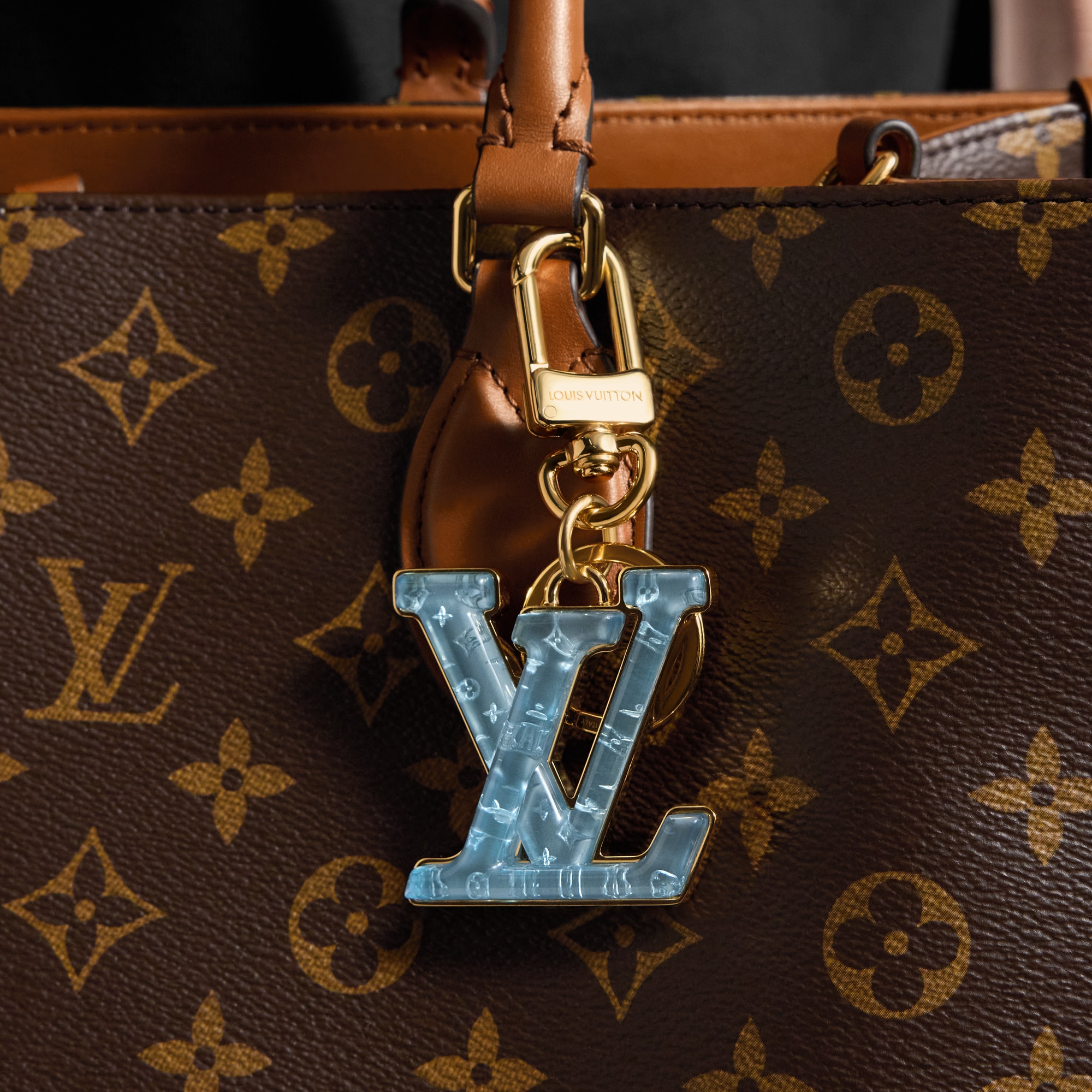 S00 Accessories Key Holders and Bag Charms LV Gloss Key Holder | Louis Vuitton ® (Product zoom)