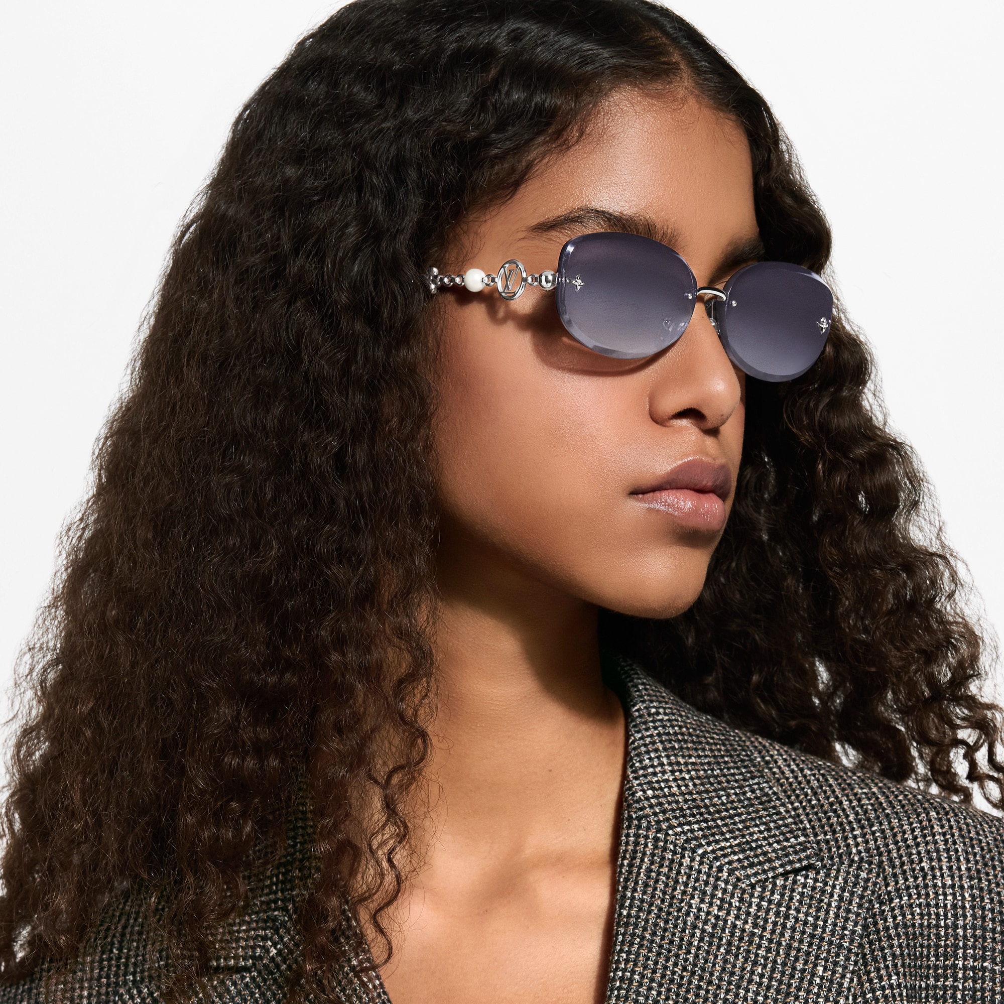 Louis Vuitton Jewel my round chain Women\'s Sunglasses - $800 In Stores Nver worn LV Jewel Pearl Oval Sunglasses S00 - Women - Accessories  main image 3