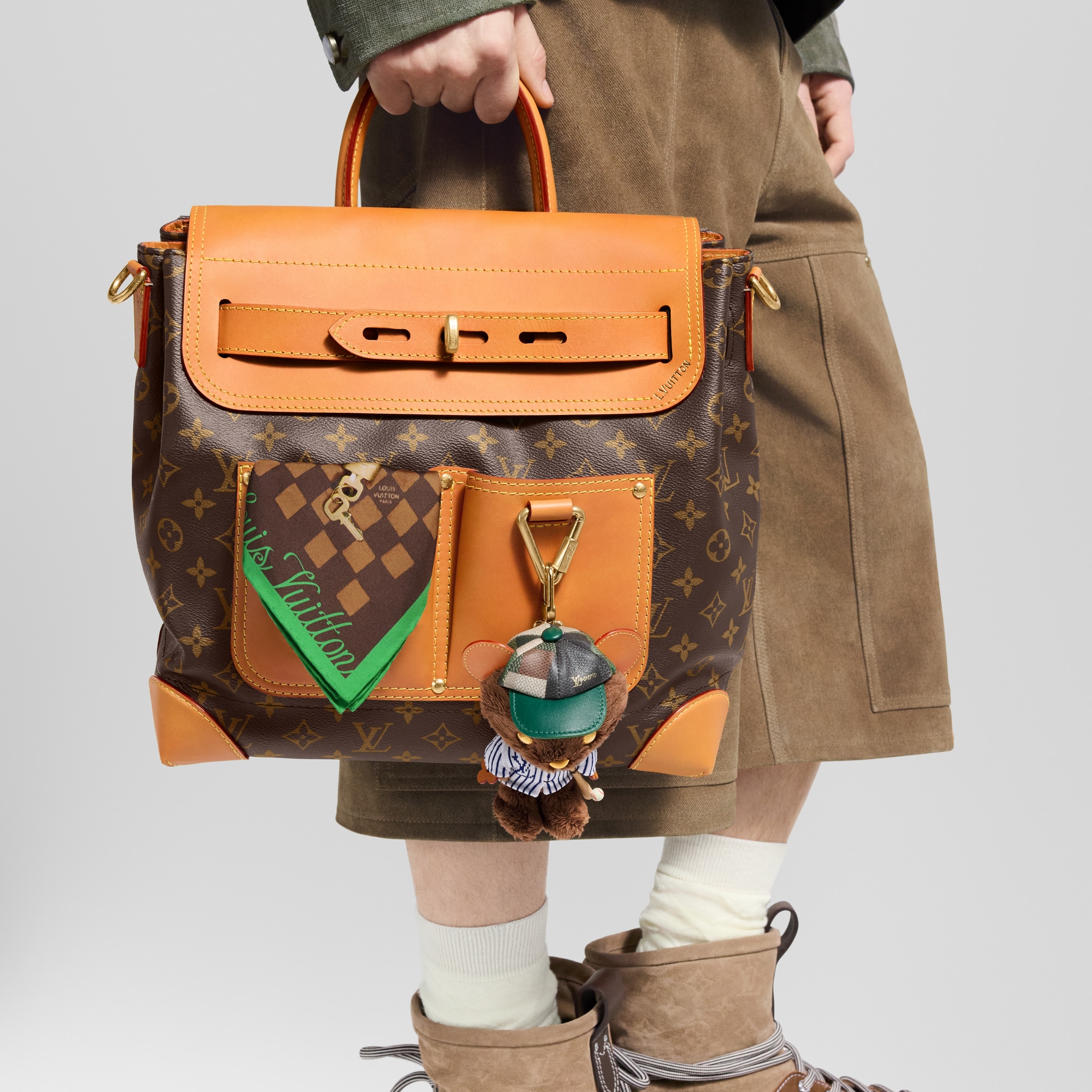 S00 Accessories Key Holders and Bag Charms LV Louis Bear Bag Charm | Louis Vuitton ® (Product zoom)