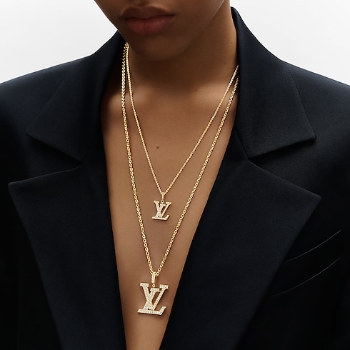 Categories Necklaces and Pendants LV Medium Pendant, Yellow Gold And Diamonds | Louis Vuitton ® (Product zoom)