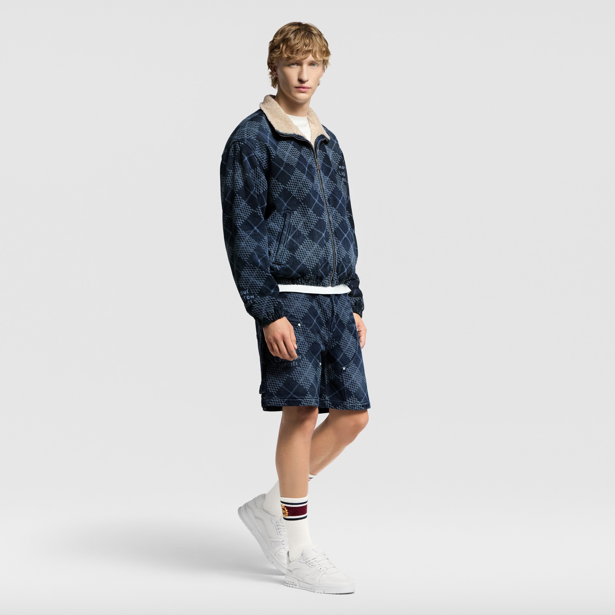  Shoes Sneakers LV Trainer Distressed Sneaker | Louis Vuitton ® (Product zoom)