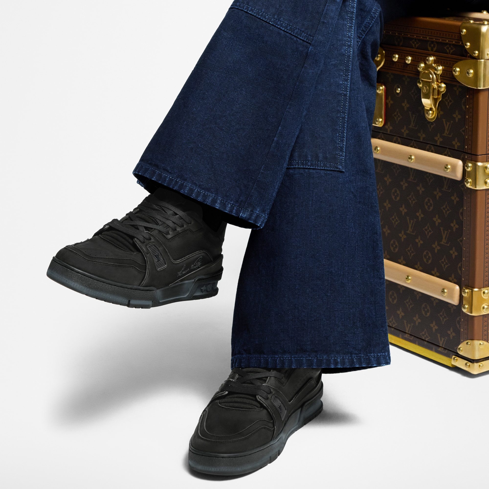  Shoes Sneakers LV Trainer Distressed Sneaker | Louis Vuitton ® (Product zoom)