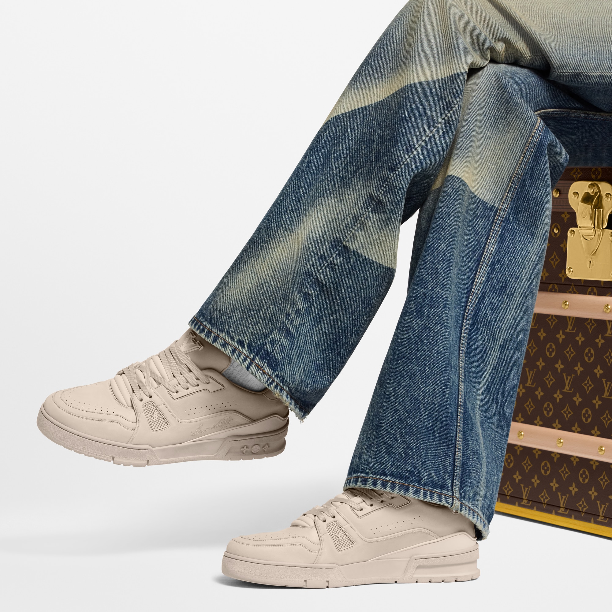 Shoes Sneakers LV Trainer Distressed Sneaker | Louis Vuitton ® (Product zoom)