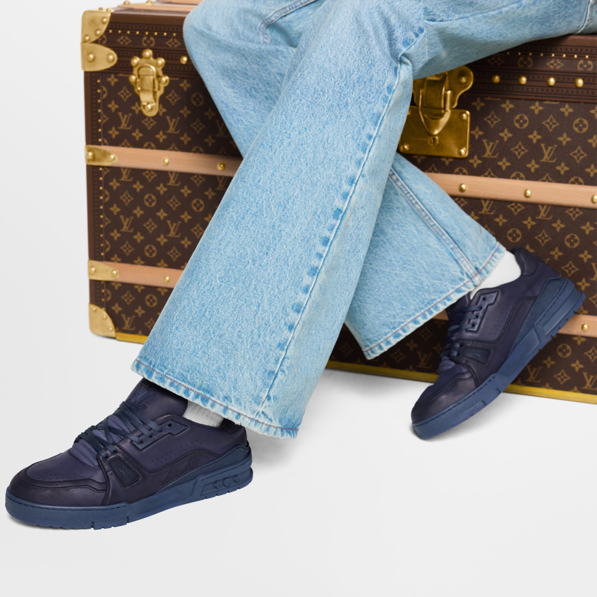  Shoes Sneakers LV Trainer Sneaker Distressed | Louis Vuitton ® (Product zoom)