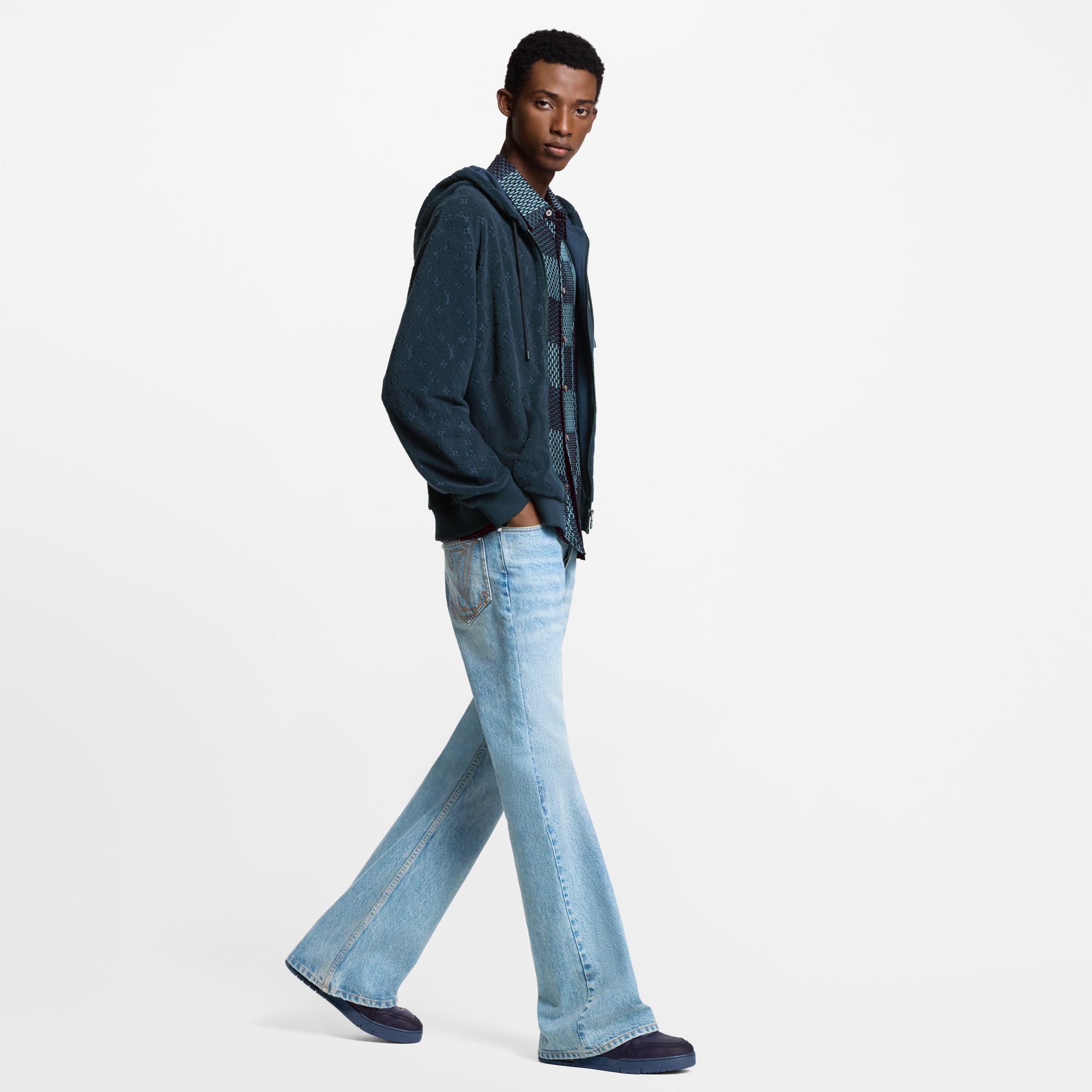  Shoes Sneakers LV Trainer Sneaker Distressed | Louis Vuitton ® (Product zoom)
