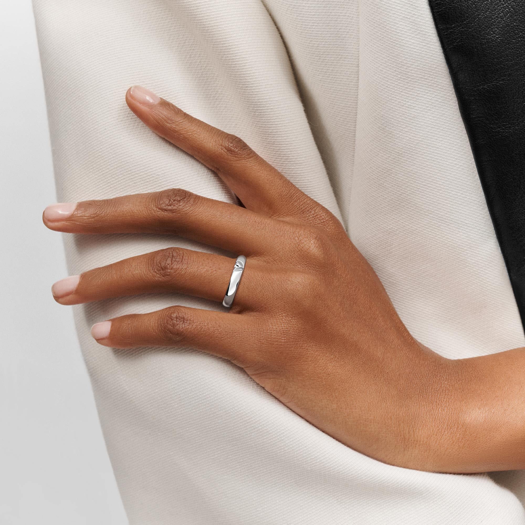 Categories All Fine Jewelry LV Volt Multi Wedding Band, White Gold | Louis Vuitton ® (Product zoom)
