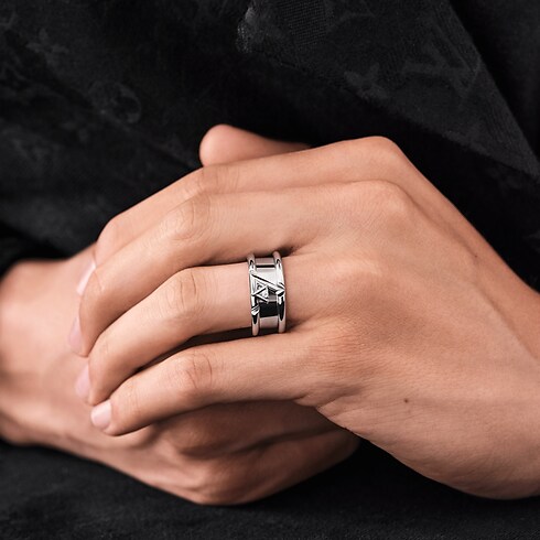 Categories All Fine Jewelry LV Volt One Band Ring, White Gold And Diamond | Louis Vuitton ® (Product zoom)