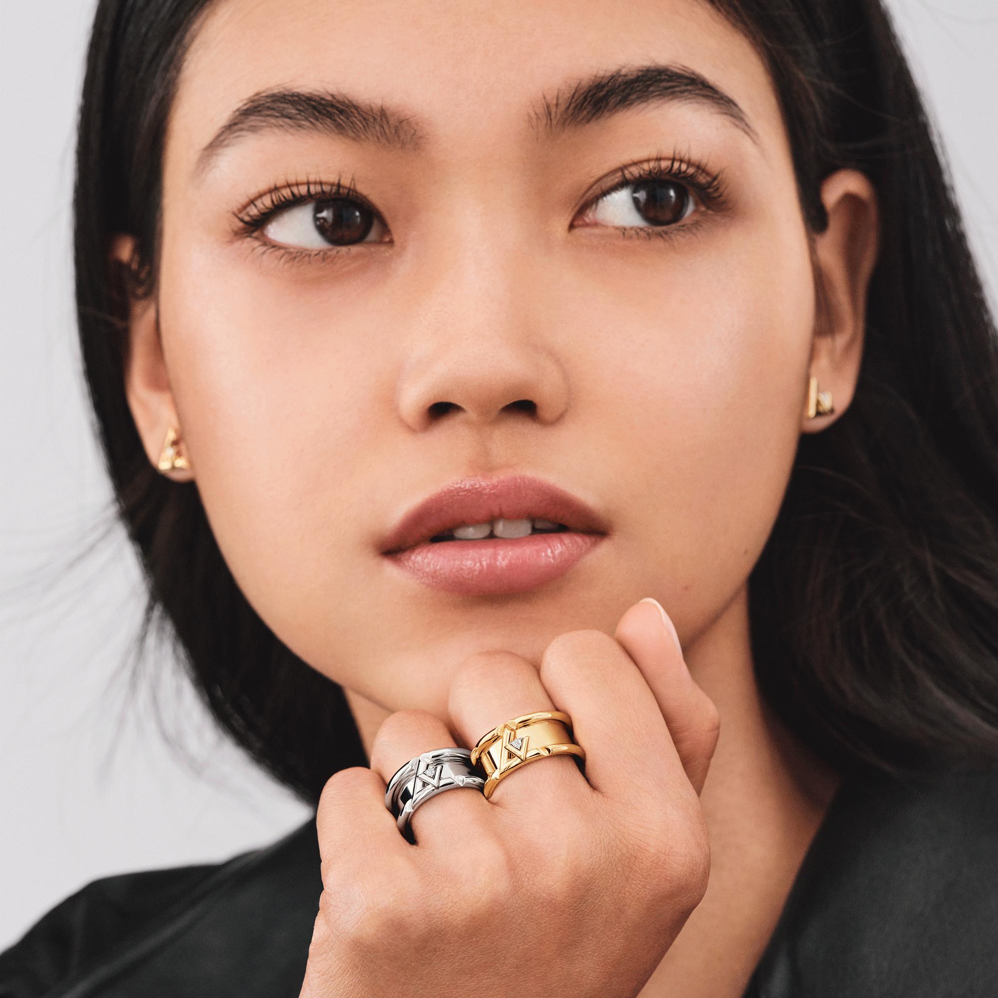  Categories All Fine Jewelry LV Volt One Band Ring, White Gold And Diamond | Louis Vuitton ® (Product zoom)