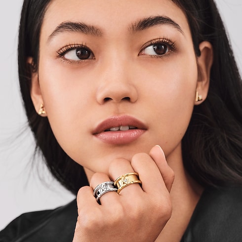 Categories All Fine Jewelry LV Volt One Band Ring, White Gold And Diamond | Louis Vuitton ® (Product zoom)