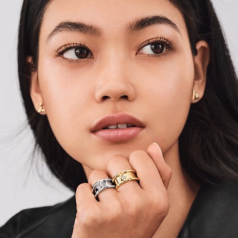 Categories All Fine Jewelry LV Volt One Band Ring, Yellow Gold And Diamond | Louis Vuitton ® (Product zoom)