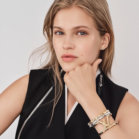 Categories All Fine Jewelry LV Volt One Cuff, Yellow Gold And Diamonds | Louis Vuitton ® (Product zoom)