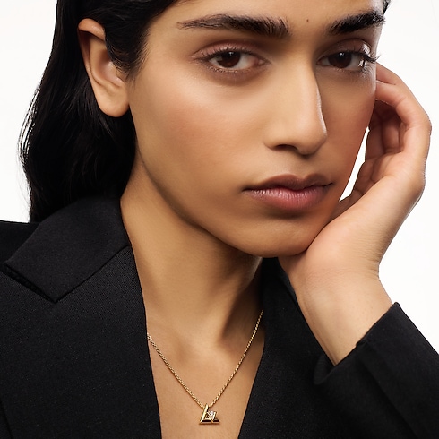 Categories All Fine Jewelry LV Volt One Small Pendant, Yellow Gold And Diamond | Louis Vuitton ® (Product zoom)