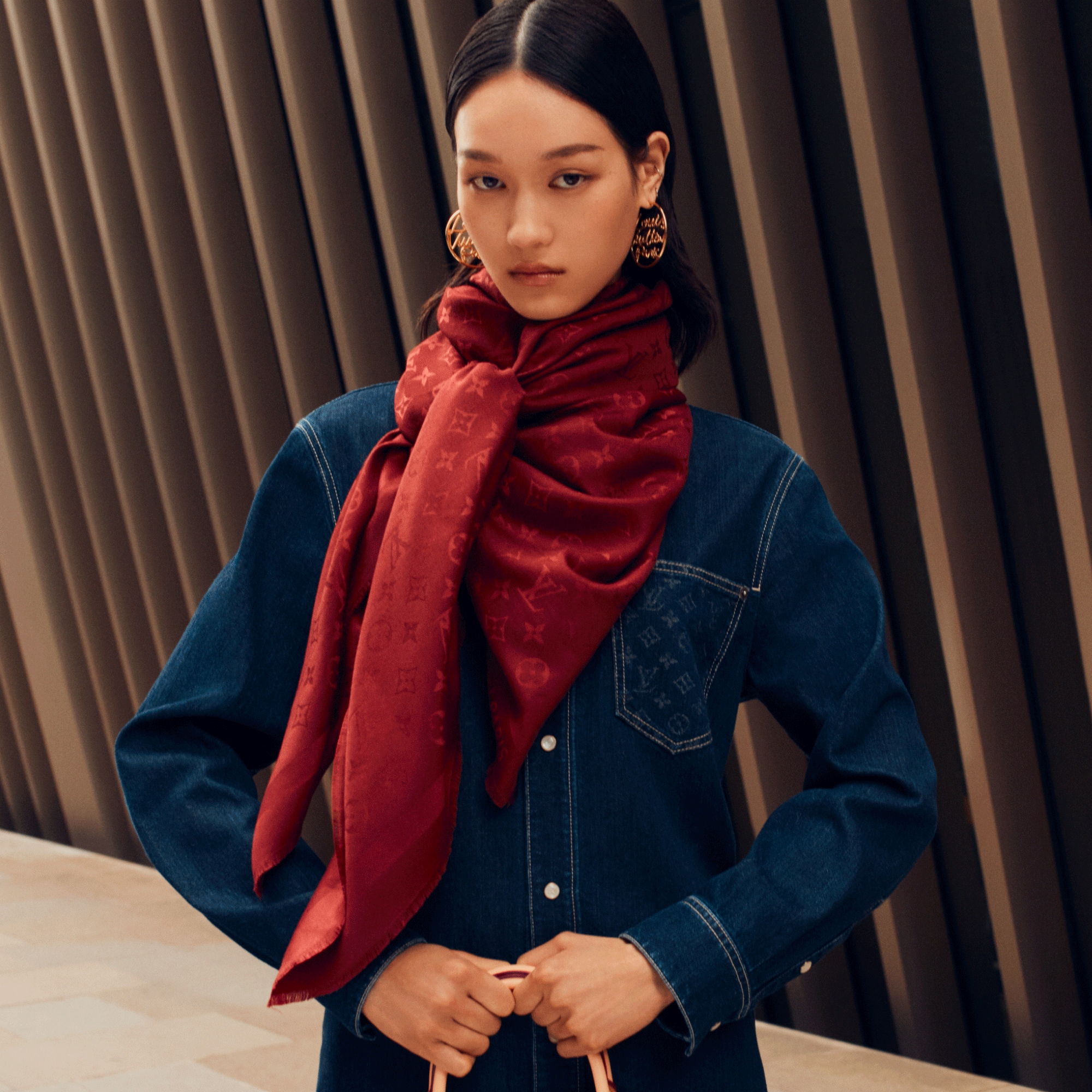 S00 Accessories Shawls and Stoles Monogram Classic Shawl | Louis Vuitton ® (Product zoom)