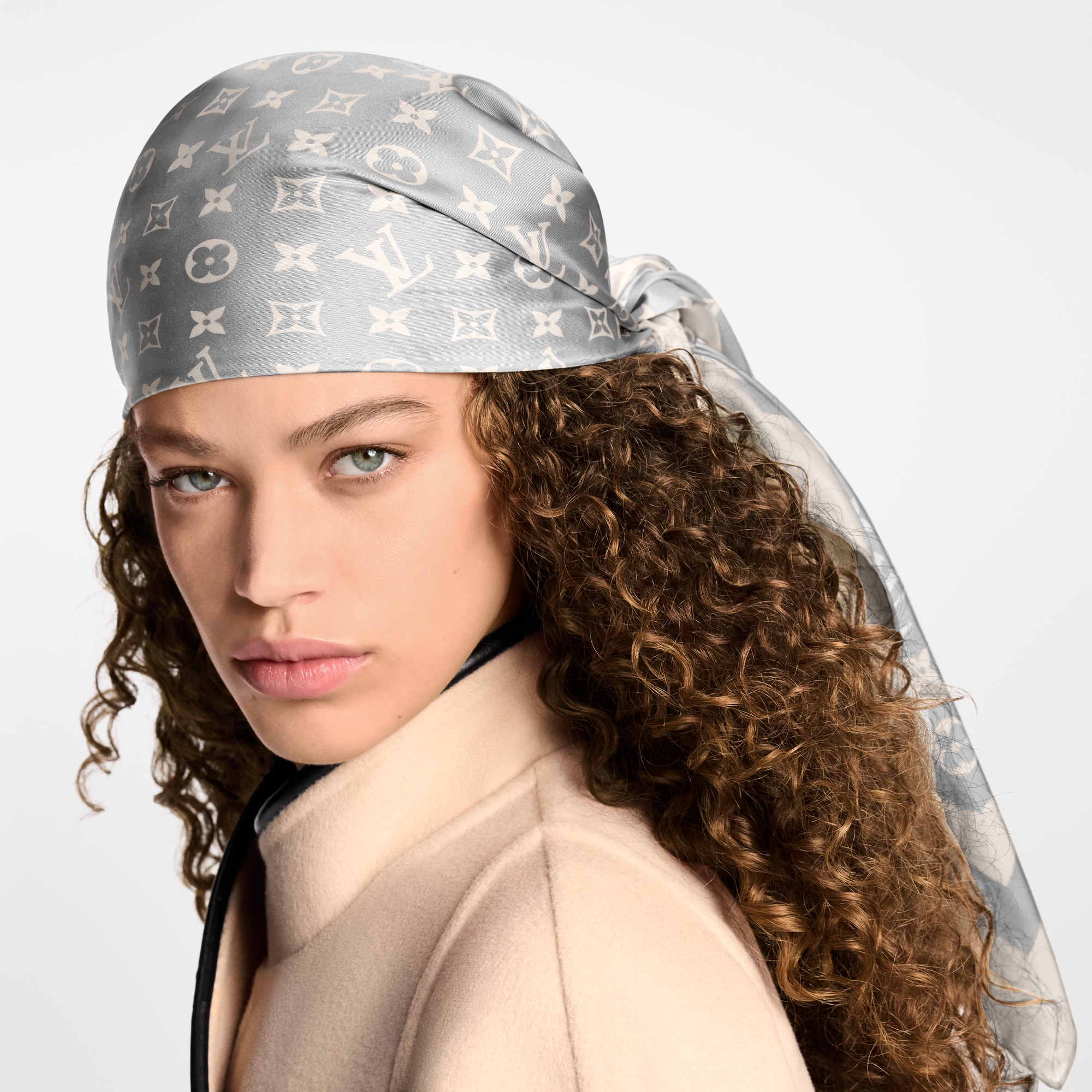 S00 Accessories Silk Squares and Bandeaus  Monogram Silhouette Square 90 | Louis Vuitton ® (Product zoom)