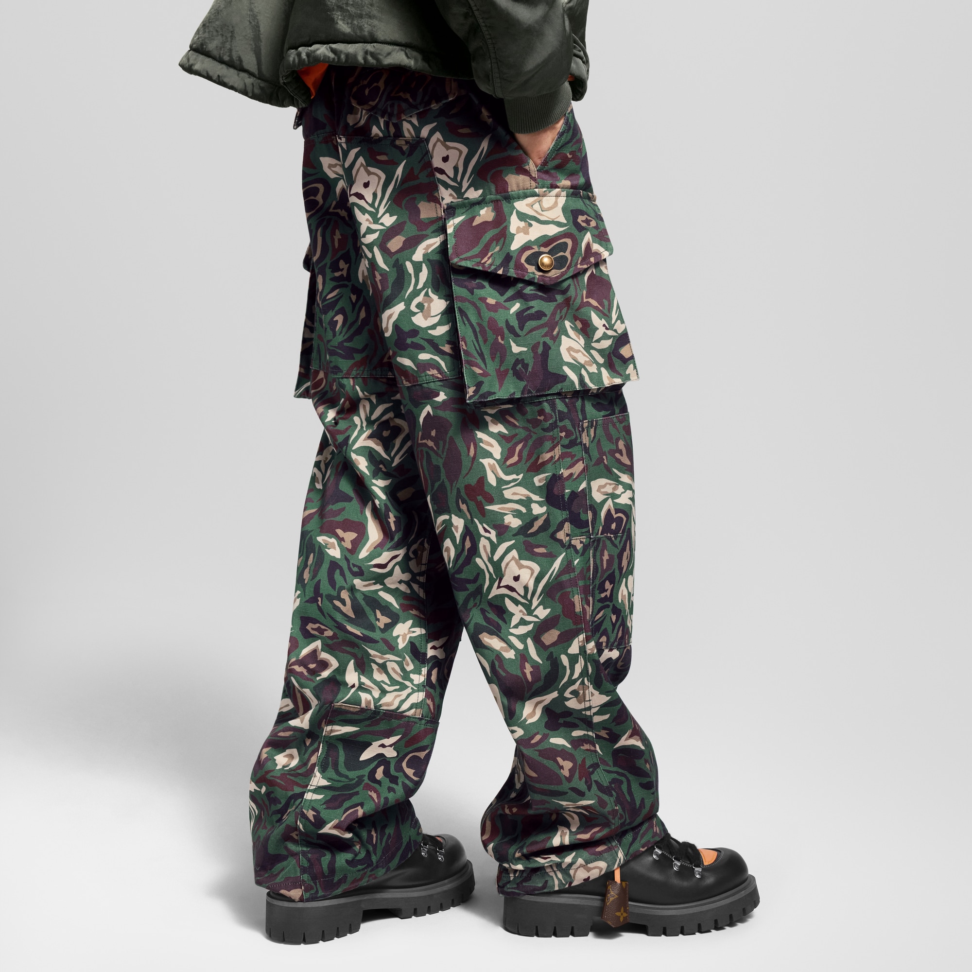  Ready-to-Wear Pants Multi Pocket Cargo Pants | Louis Vuitton ® (Product zoom)