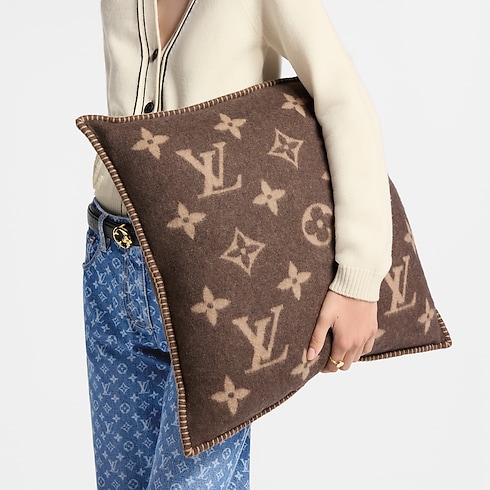 S00 Accessories Home Accessories Neo Monogram Cushion | Louis Vuitton ® (Product zoom)