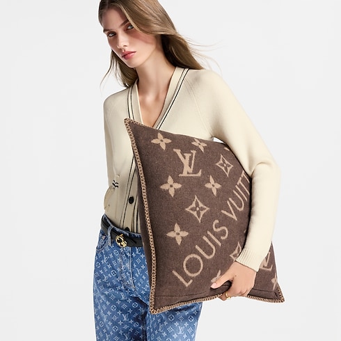 S00 Accessories Home Accessories Neo Monogram Cushion | Louis Vuitton ® (Product zoom)