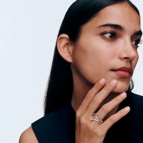 Categories Rings Ombre Blossom Open Ring, White Gold and Diamonds | Louis Vuitton ® (Product zoom)