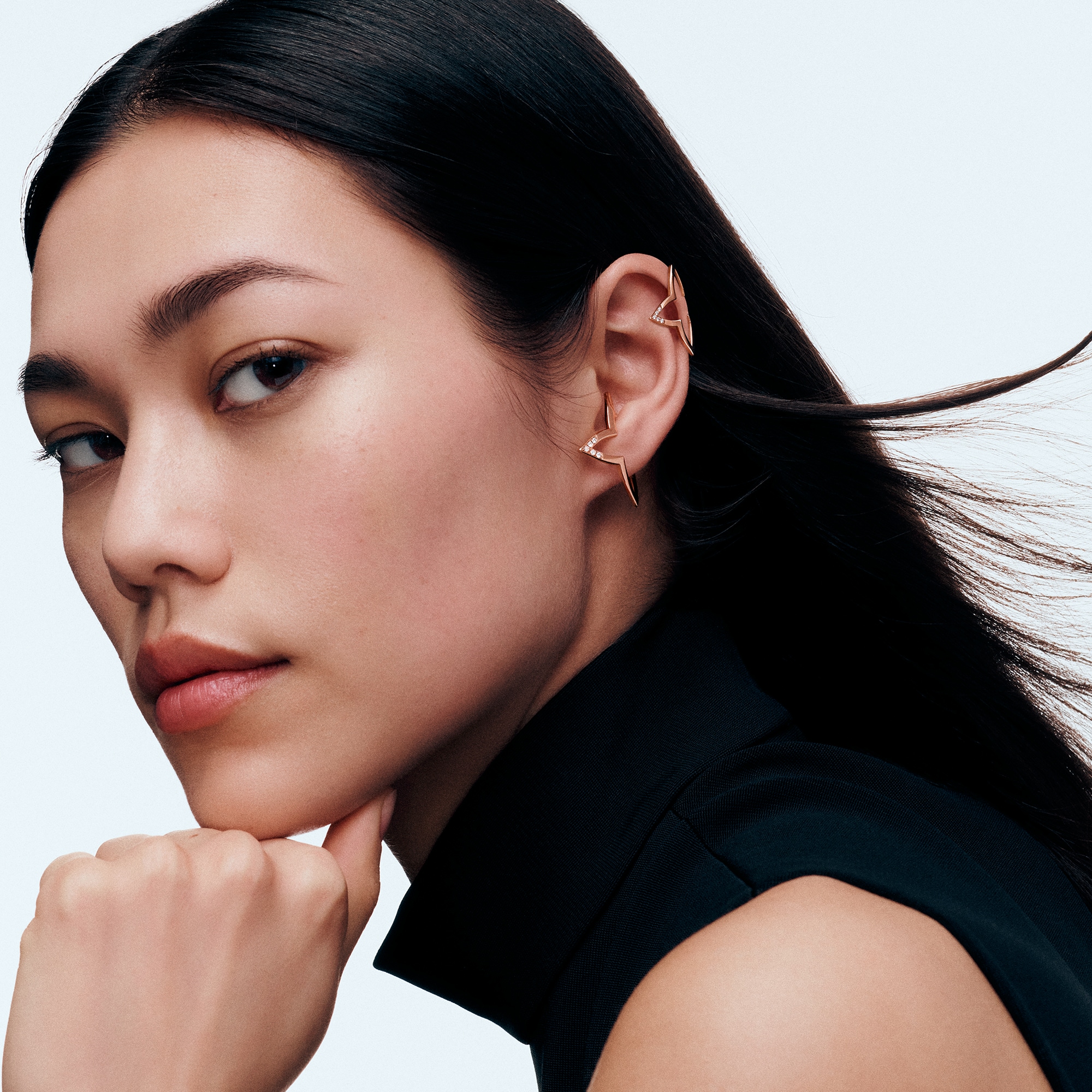  Categories Earrings Ombre Blossom Overlap Hoop, Pink Gold and Diamonds | Louis Vuitton ® (Product zoom)