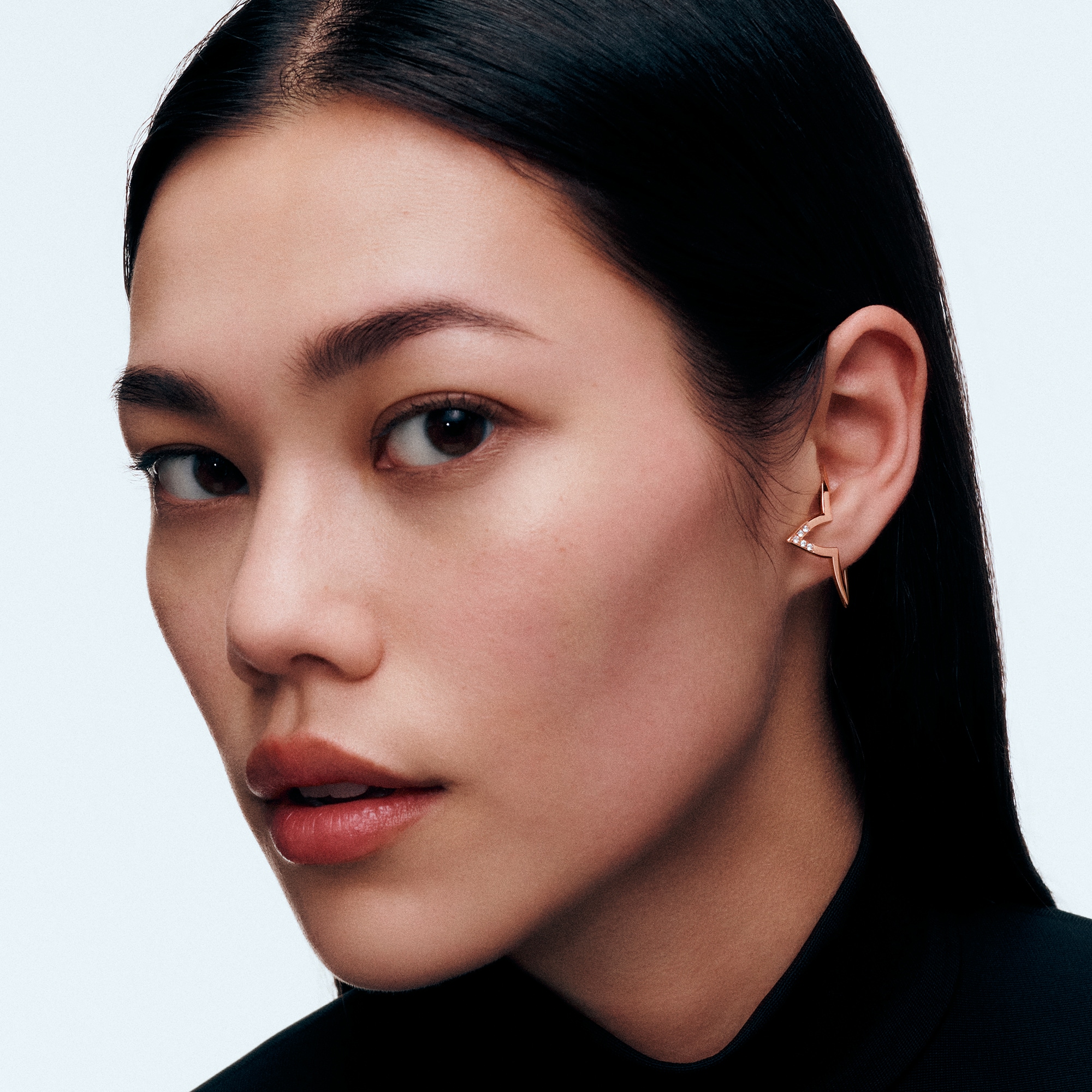  Categories Earrings Ombre Blossom Overlap Hoop, Pink Gold and Diamonds | Louis Vuitton ® (Product zoom)