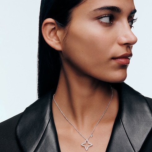 Categories Necklaces and Pendants Ombre Blossom Pendant, White Gold and Diamonds | Louis Vuitton ® (Product zoom)
