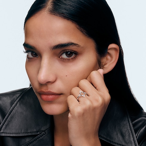 Categories Rings Ombre Blossom Ring, White Gold and Diamonds | Louis Vuitton ® (Product zoom)