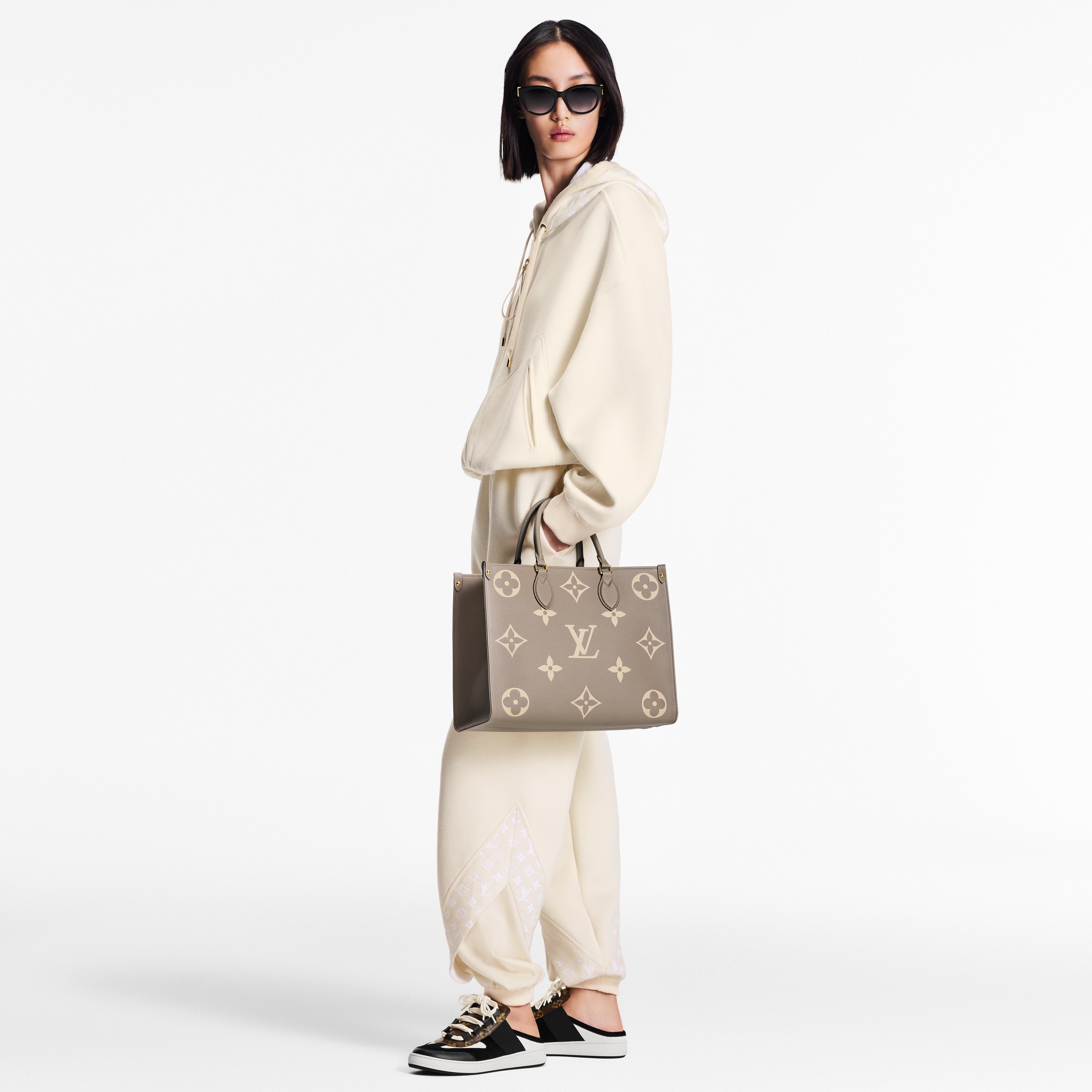 Bicolor Monogram Empreinte Leather Handbags All Collections OnTheGo MM | Louis Vuitton ® (Product zoom)