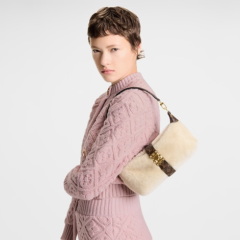 Small Leather Goods Wallets on Chain and Nano Bags Pochette Mia | Louis Vuitton ® (Product zoom)