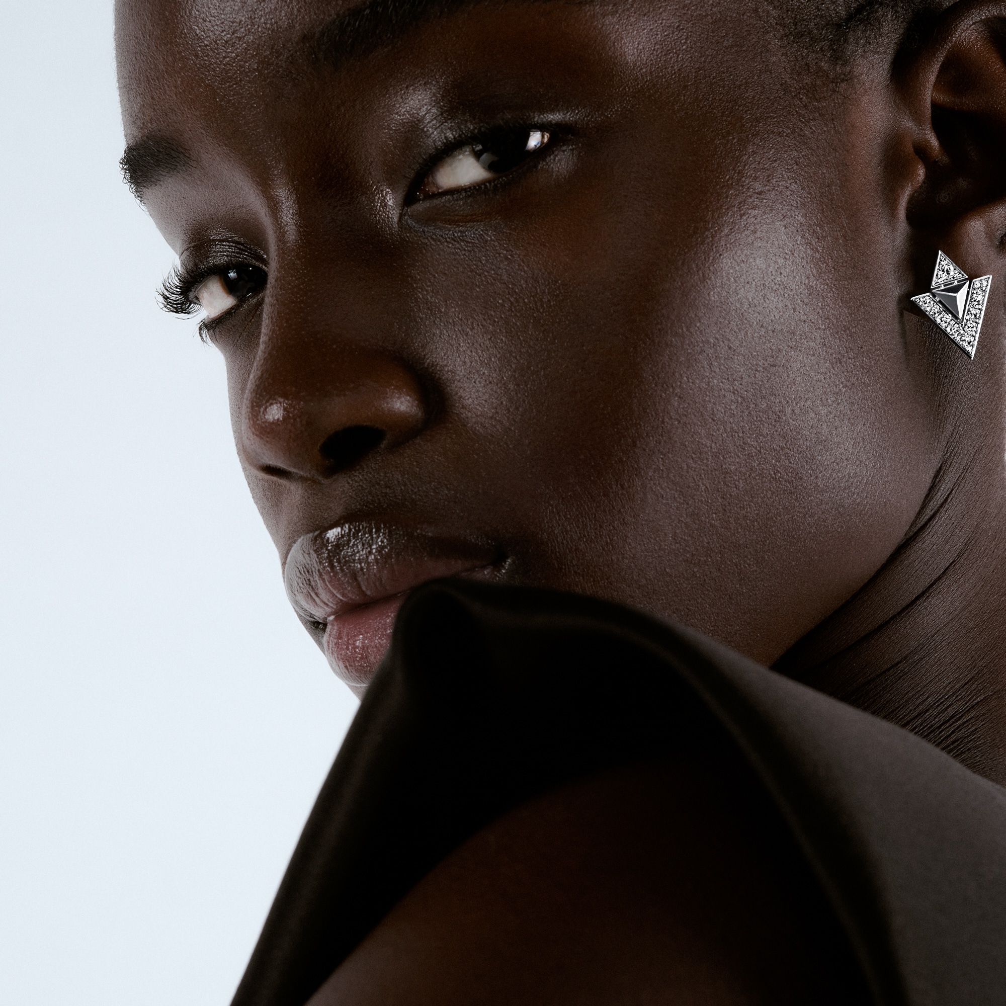  Categories Earrings Pure V Earrings, White Gold and Diamonds | Louis Vuitton ® (Product zoom)