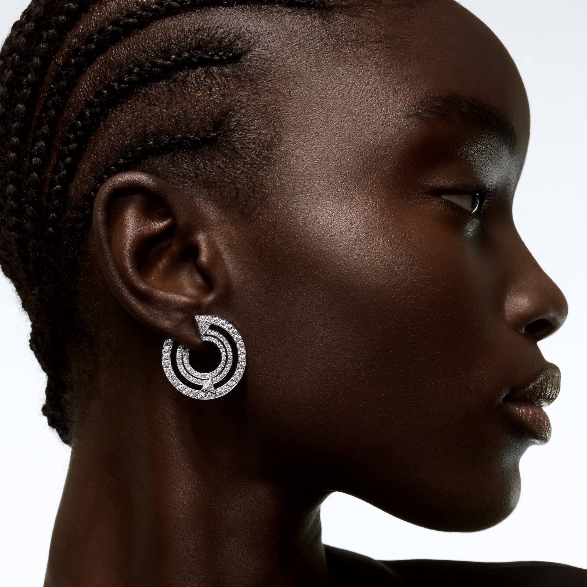  Jewelry Earrings Pure V Hoops, White Gold and Diamonds | Louis Vuitton ® (Product zoom)