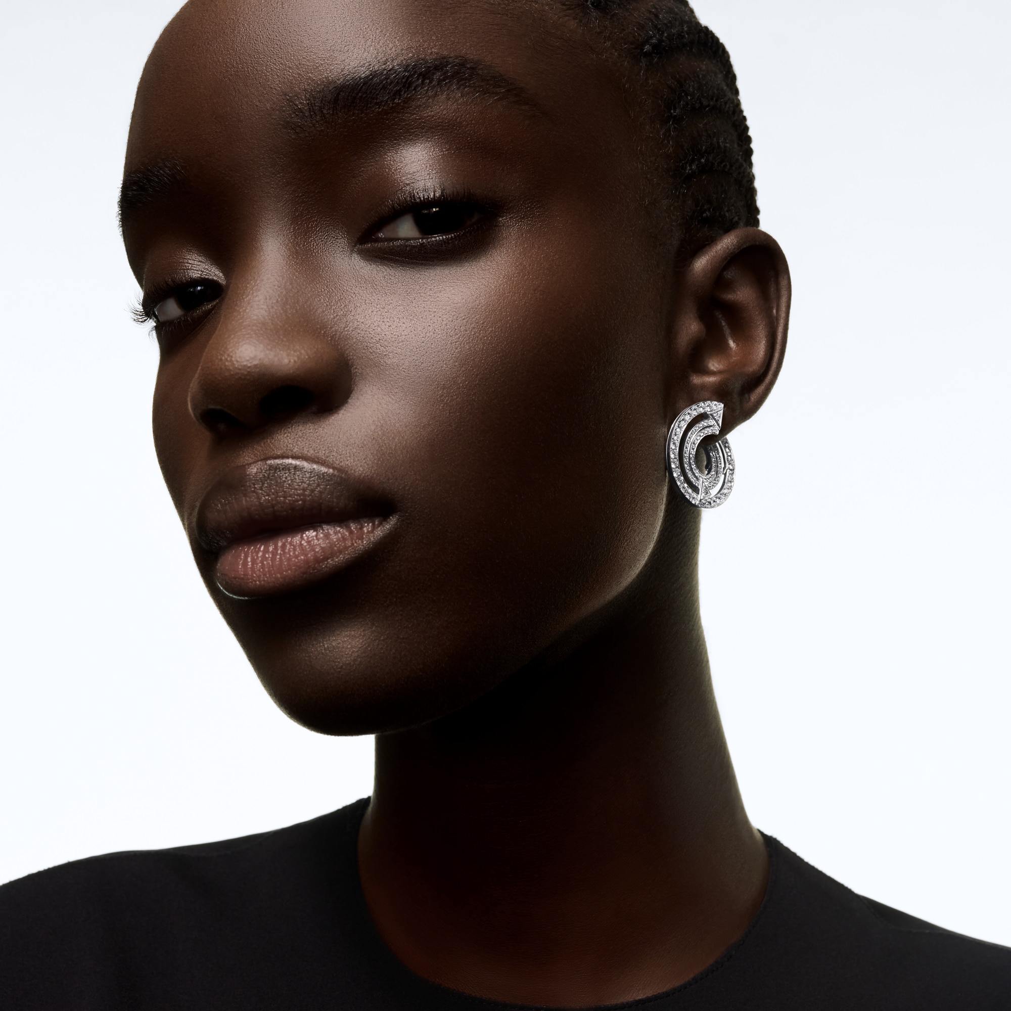  Jewelry Earrings Pure V Hoops, White Gold and Diamonds | Louis Vuitton ® (Product zoom)